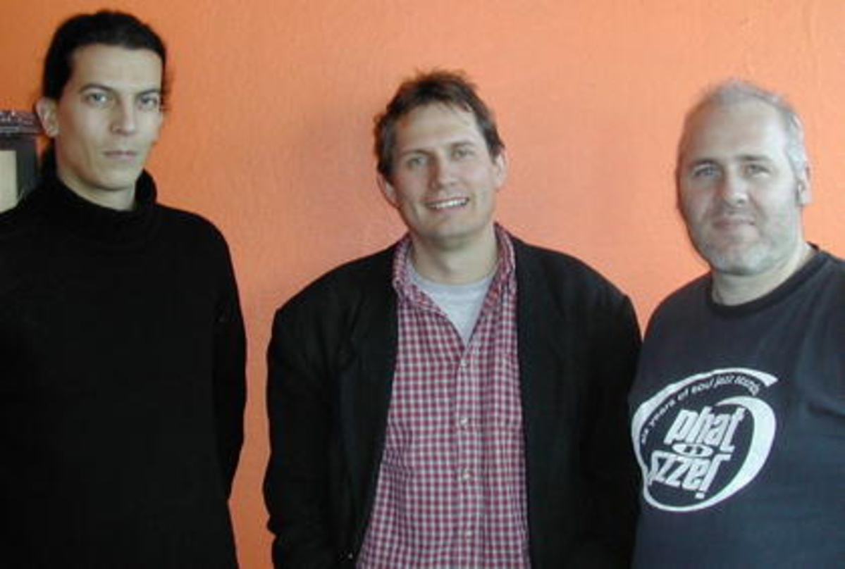 Besiegelten die Zusammenarbeit (v.l.n.r.): Arnulf Woock (OUR Distribution), Thorsten Schulz (Rockhaus), Jörg Roeber (freier Berater OUR Distribution)