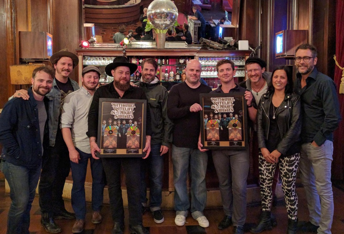 Bei der Award-Verleihung (von links): Patrick Meese (NR&TNS), Mark Shusterman (NR&TNS), Luke Mossman (NR&TNS), Nathaniel Rateliff, Andreas Kessler (Product Manager Universal Music Switzerl...