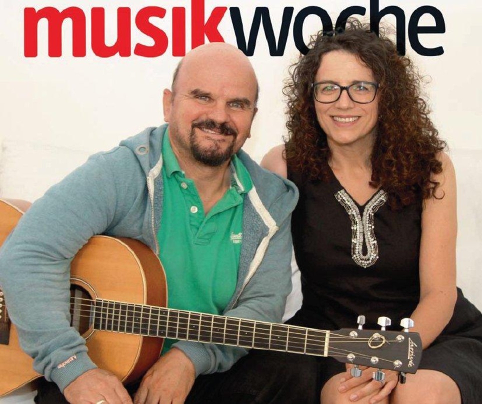 Auf der weißen Couch von MusikWoche: Margit und Toni Knittel von Bluatschink