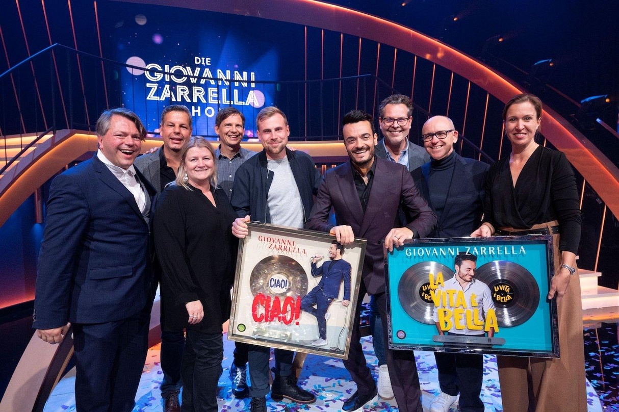 Hatten was zu feiern: Giovanni Zarrella (vierter vonn rechts) und seine Gratulantenschar