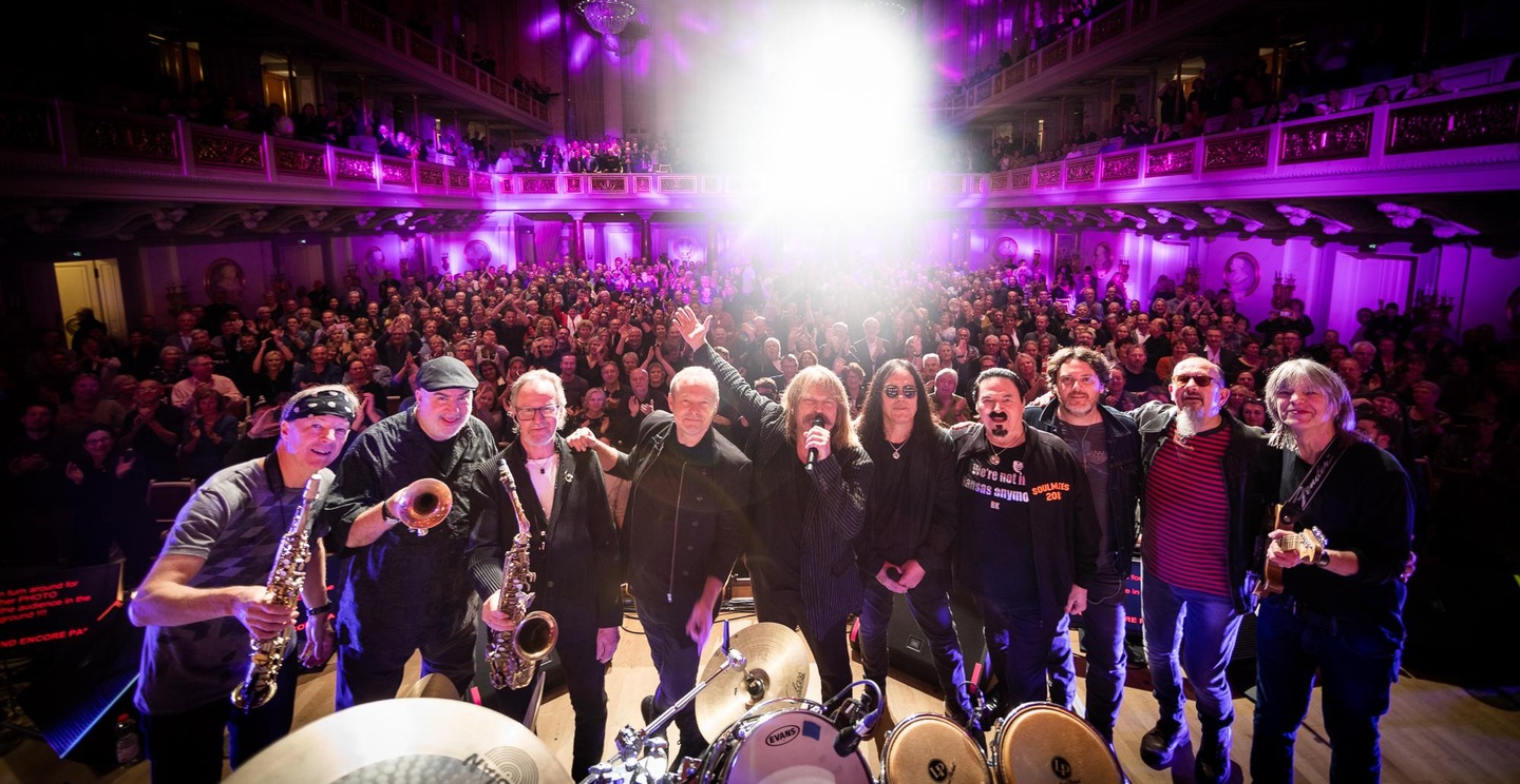 In Berlin: die Soulmates mit (von links): Bill Evans, Randy Brecker, John Helliwell, Nick van Eede, Leslie Mandoki, Tony Carey, Bobby Kimball, Jesse Siebenberg, Chris Thompson und Mike Stern