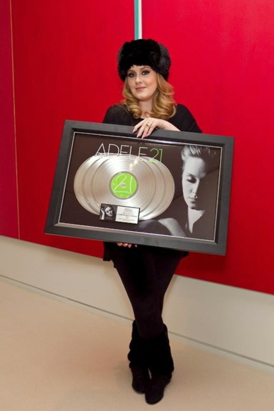 Verkauft sich auch in den USA prächtig: Adele, hier mit US-Edelmetall