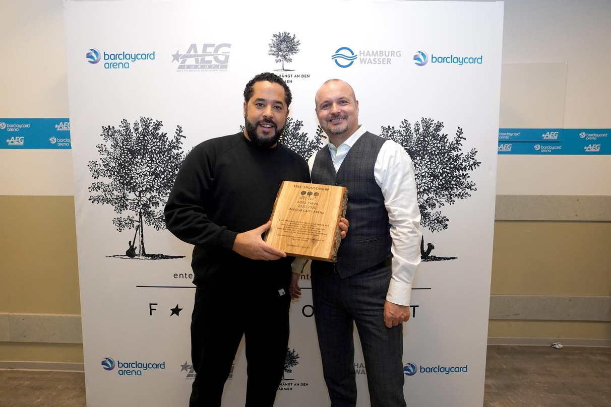 00838d10a65b31205a671d3bf82ea8120b49d6b0cff9894d52baaf36cf3eeb94 Bei der Übergabe: Adel Tawil (links) und Steve Schwenkglenks (AEG)