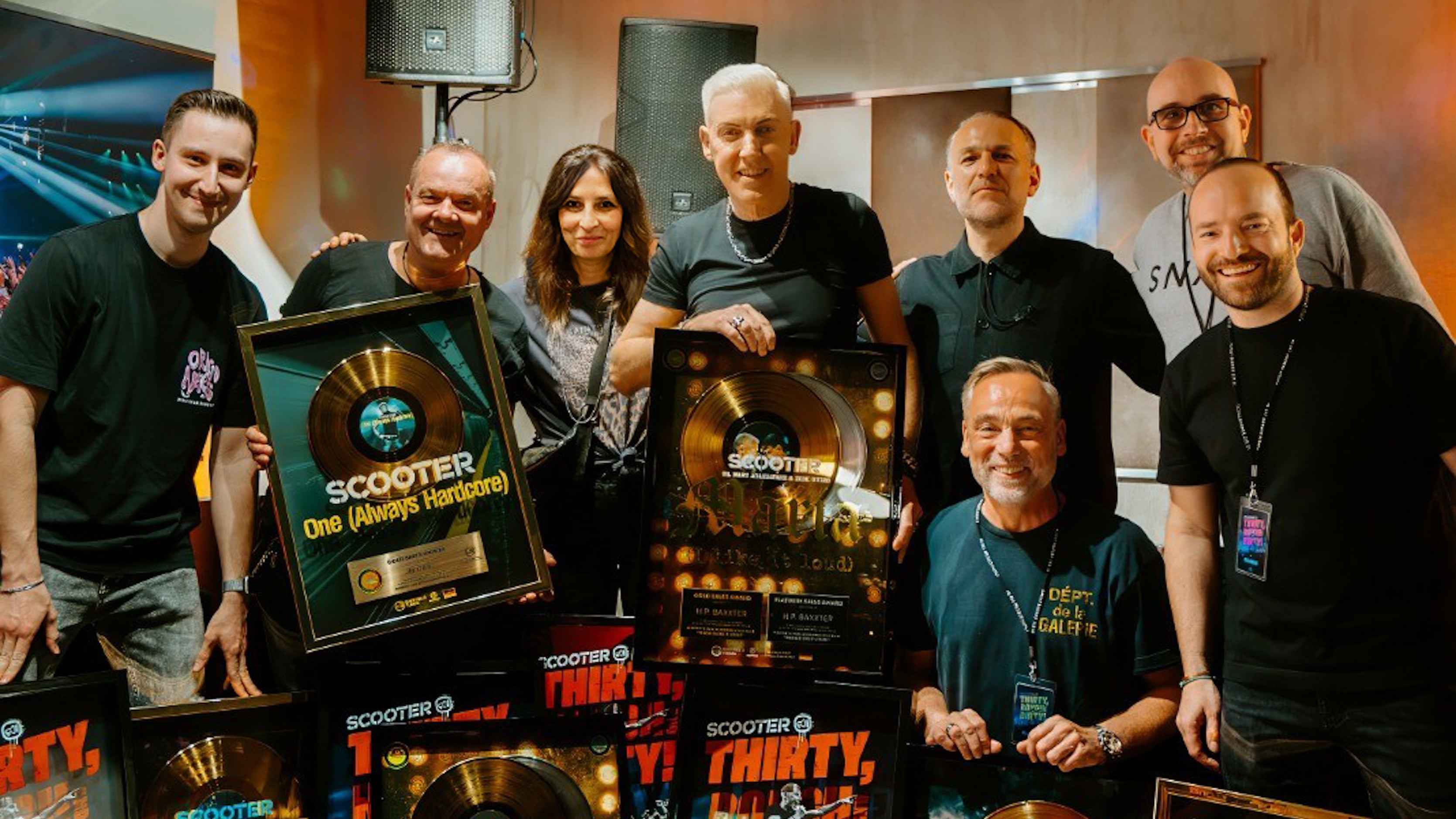 Feierten Scooters Erfolge (hinten, von links): Marc Blou, Jay Frog (beide Scooter), Stephy Heinemann (General Manager Sheffield Tunes), H.P. Baxxter (Scooter), Philipp Styra (Booking All A...