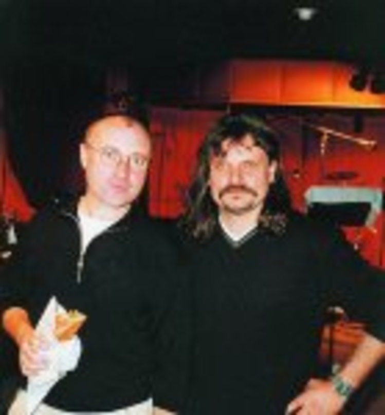 Auch Phil Collins (l.) gehört zu Leslie Mandokis Klientel