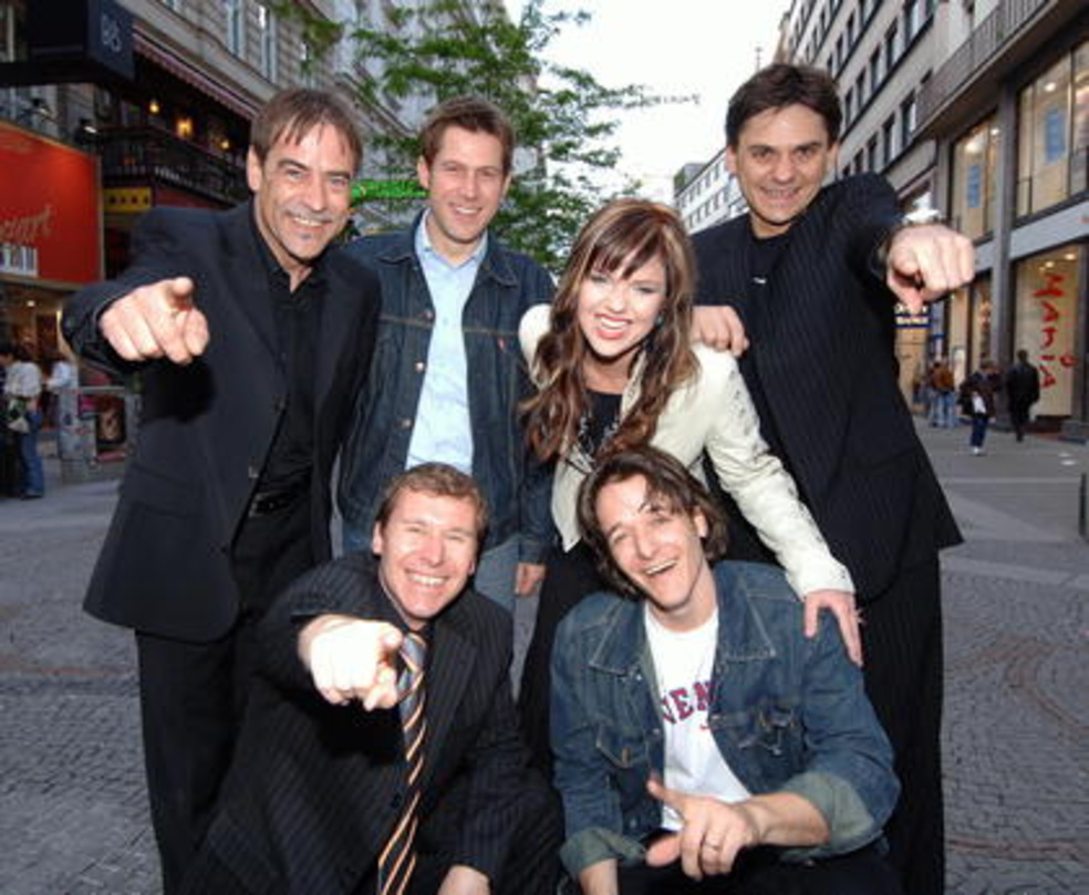 Bereit für Kiew (hinten v.l.n.r.): Die Musiker Anton Sauprügel, Sebastian Fuchsberger, Sabine Stieger und Karl Roßmann sowie (vorn, v.l.n.r.) Edi Köhldorfer und Christof Spörk