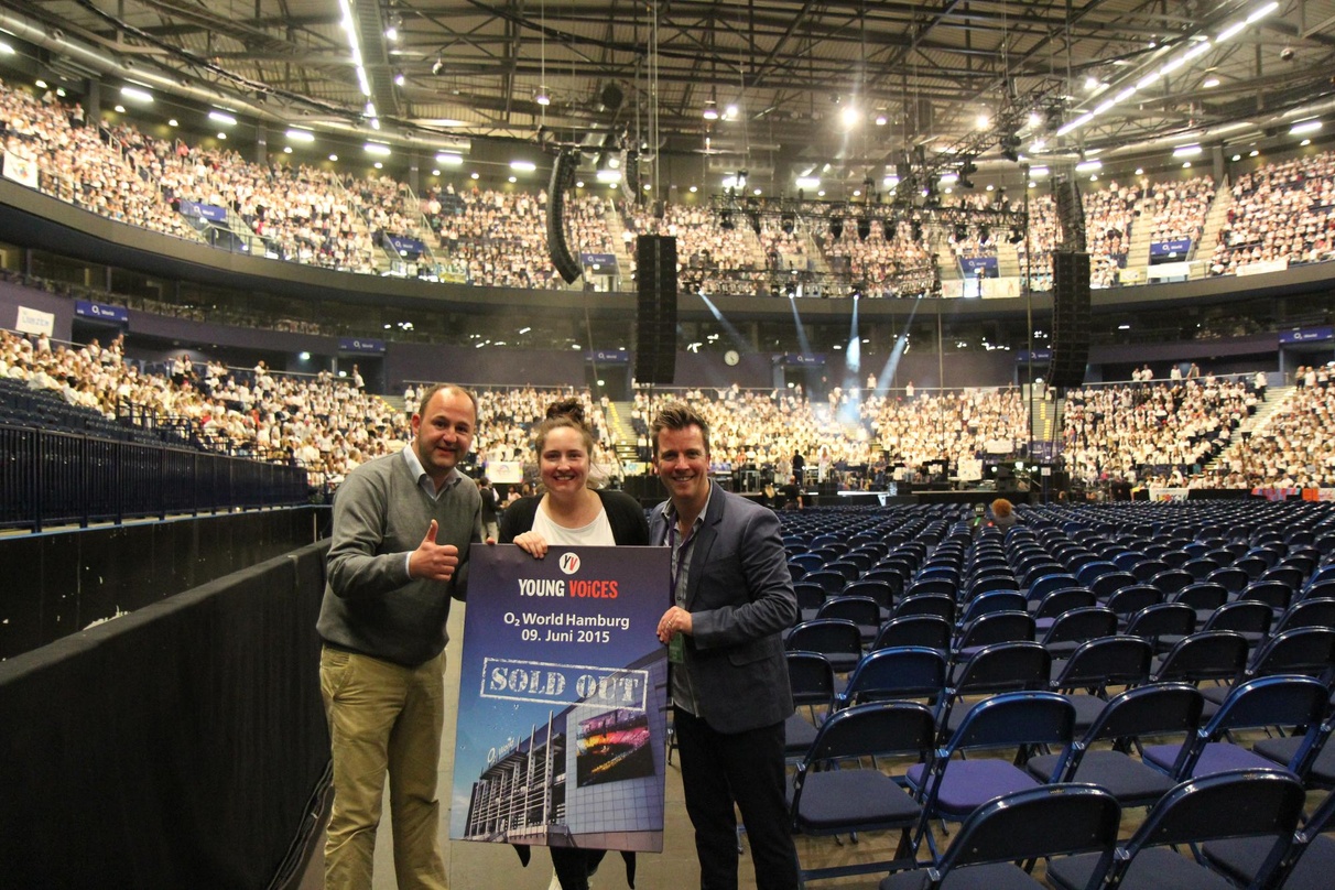 Bei der Verleihung (von links): Kai Müller (Senior Event Manager/Program Coordinator O2 World Hamburg), Stefanie Hanisch (Junior Event Manager O2 World Hamburg) und Ben Lewis (CEO Young Vo...
