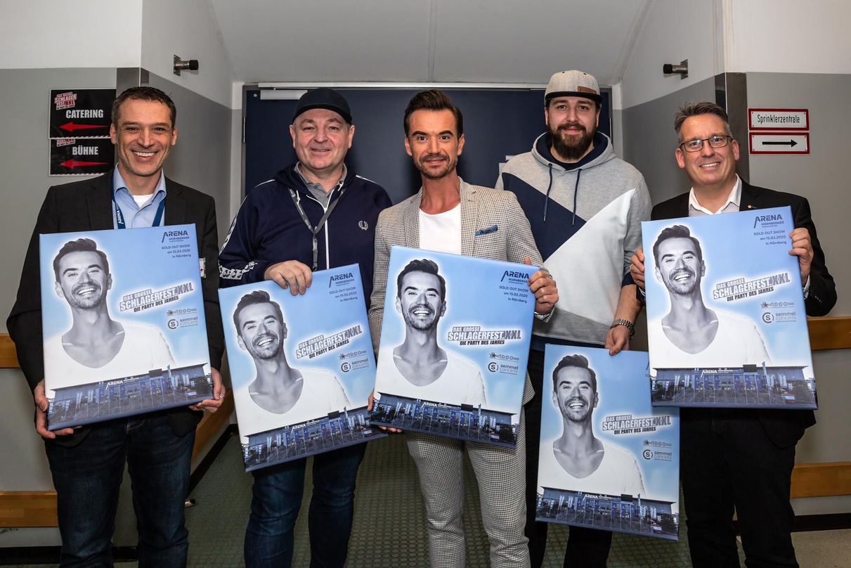 Bei der Übergabe (von links): Jürgen Fottner (Arena Nürnberg Betriebsgesellschaft), Dieter Semmelmann (Semmel Concerts), Florian Silbereisen, Danny Peschke (Argo Konzerte) und Till-Oliver ...
