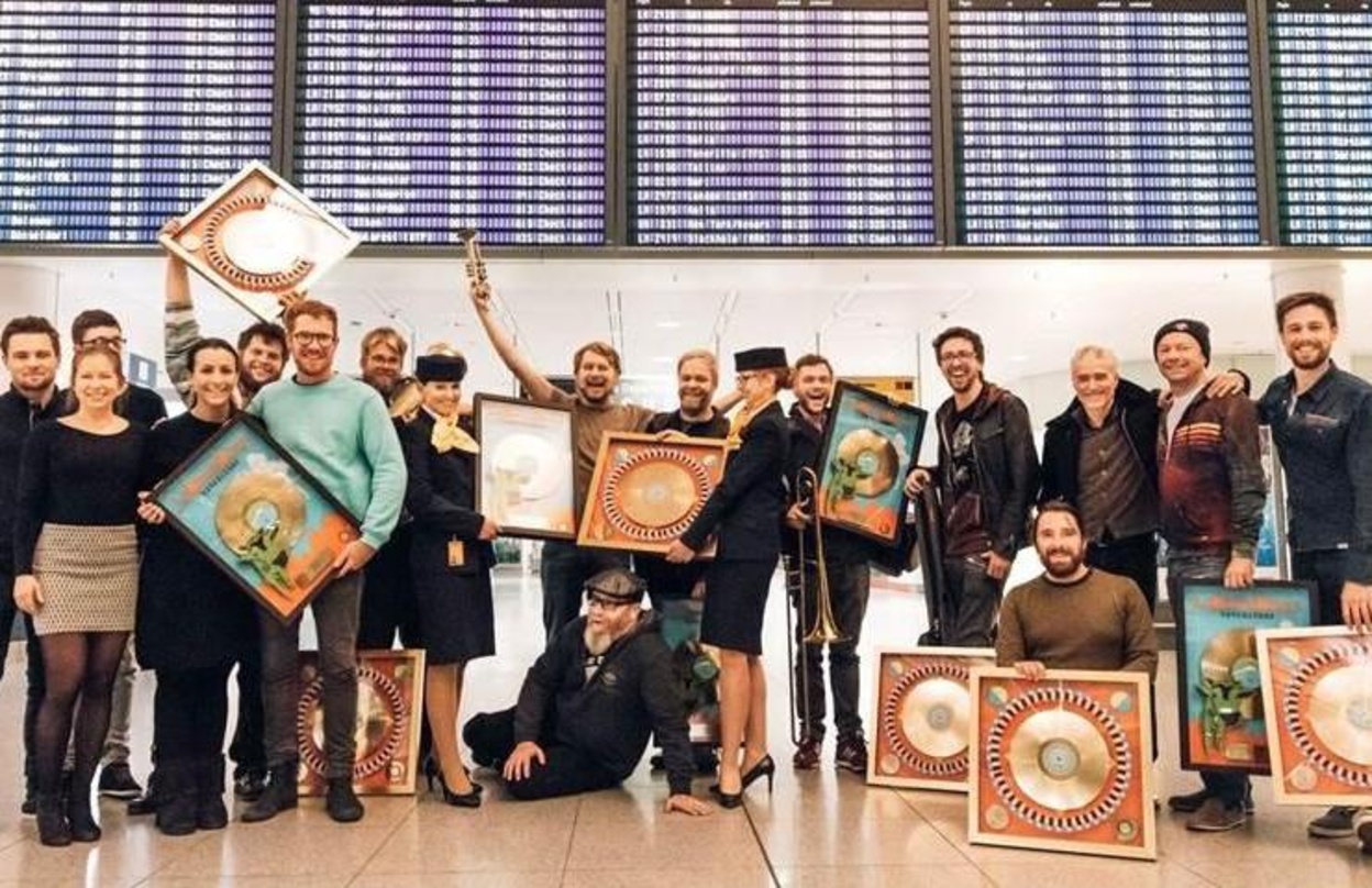 Trafen sich auf dem Münchener Flughafen (von links): Matthias Oebel (Marketing AOR), Nikolett Szappanos (Junior Digital Manager AOR Labelgroup), Jessica Collura (Manager Artist Coordinatio...