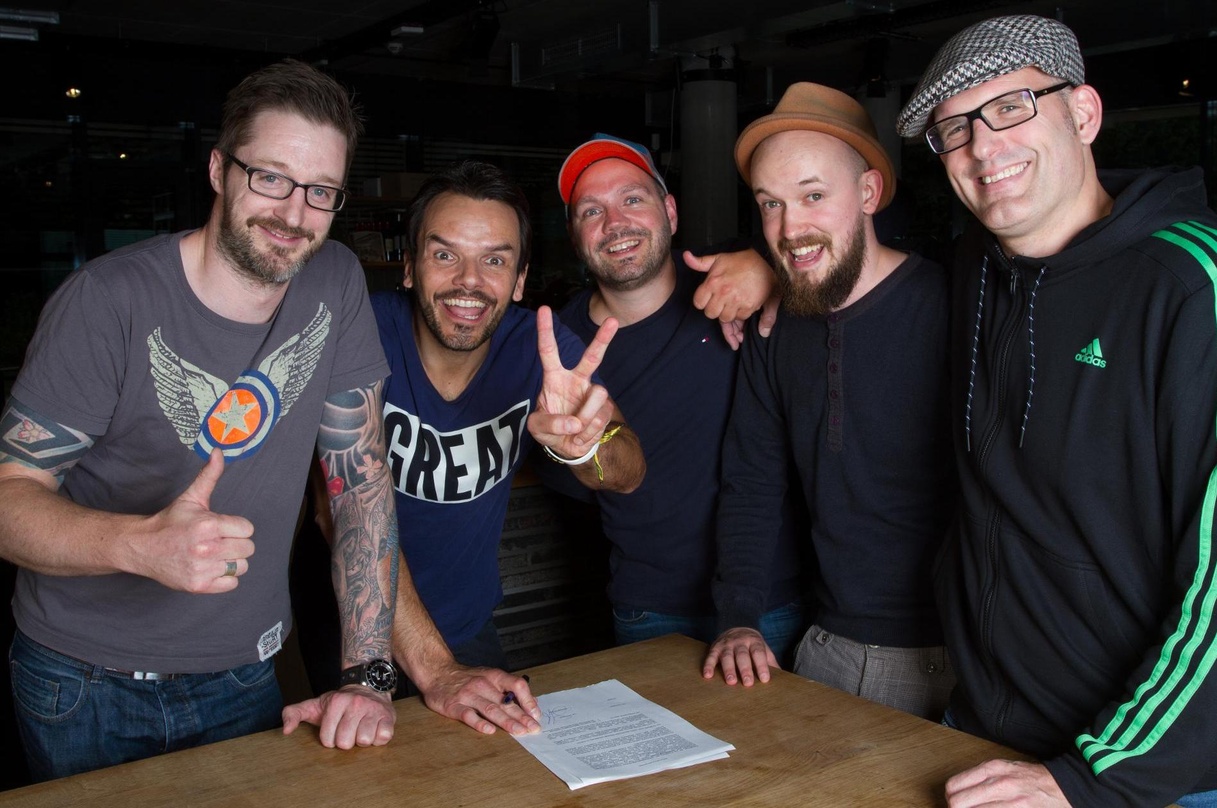 Bei der Vertragsunterzeichnung (von links): Michael Wendt (Henssler-Mucke), Steffen Henssler, Marco Anspreiksch, Lasse Denecken und Holmer Zastrow (Rabauken & Trompeten)