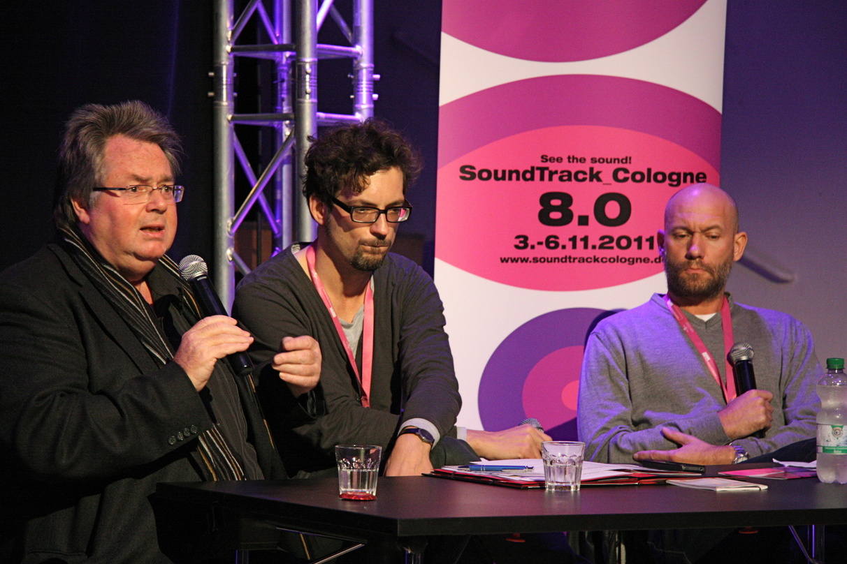 Beim Gespräch über das Wesen der GEMA: Matthias Hornschuh (M.) mit dem Komponisten und GEMA-Aufsichtsrat Enjott Schneider (l.) sowie Hendrik Kersten (Tinseltown Music Productions)