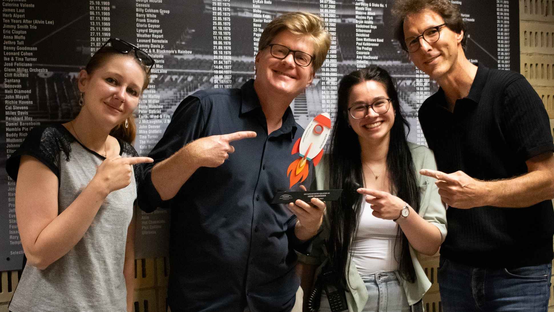 Bei der Verleihung des Durchstarter Award (von links): Anna Schröder (hb management), Herr Schröder, Vanessa Knabe (Projektleitung myticket Jahrhunderthalle) und Moritz Jaeschke (Geschäfts...