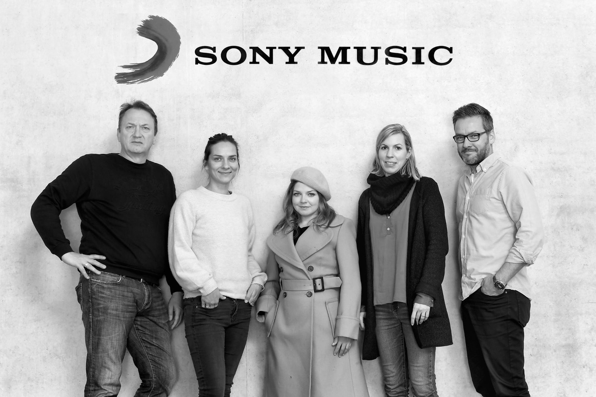 Stehen mit neuem Album in den Startlöchern: Annett Louisan (Mitte) und ihr Team von Ariola