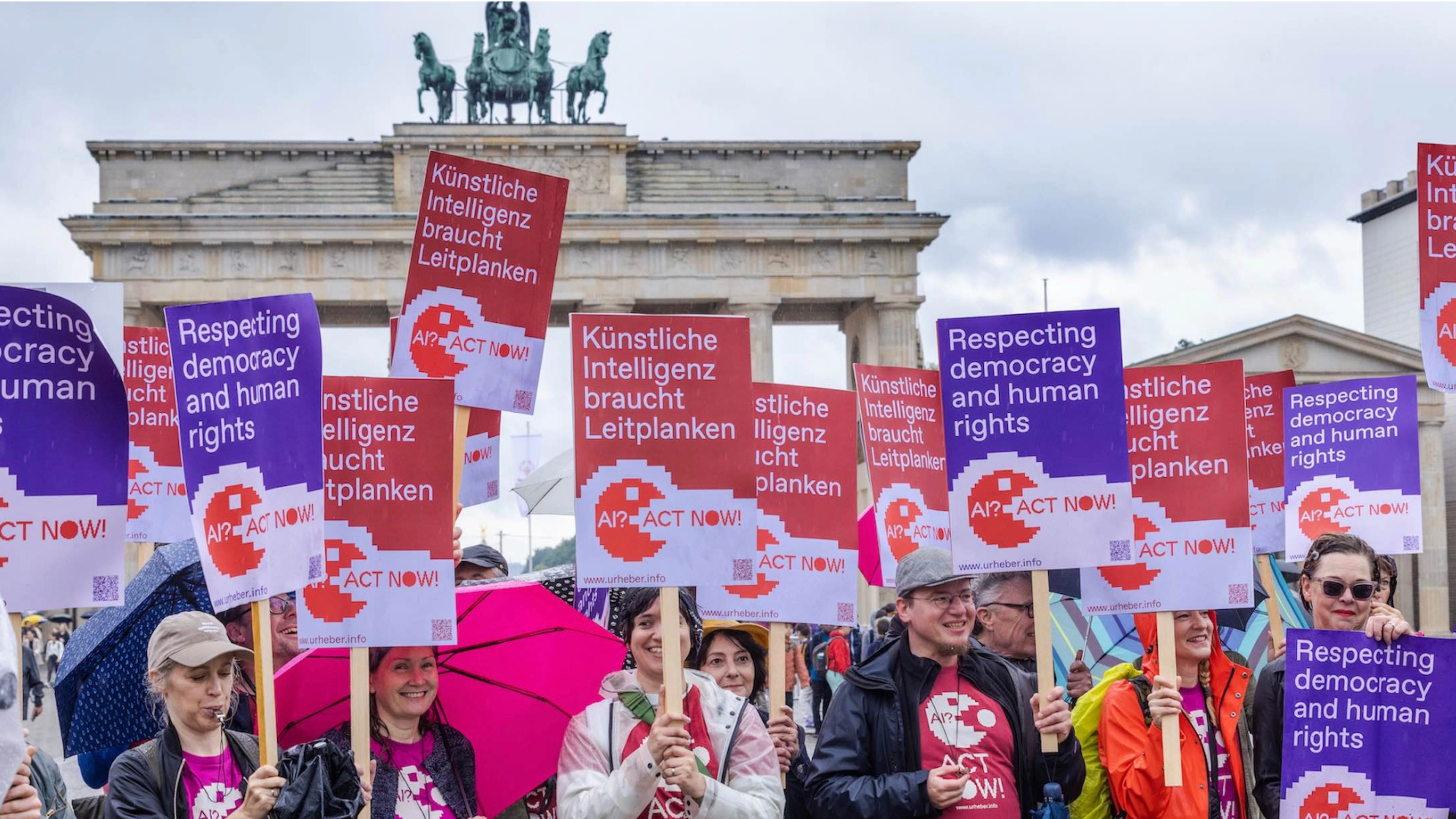 "Künstliche Intelligenz braucht Leitplanken": die Initiative Urheberrecht rief bereits Mitte Juni 2023 zu einer Demo vor dem Brandenburger Tor zusammen.