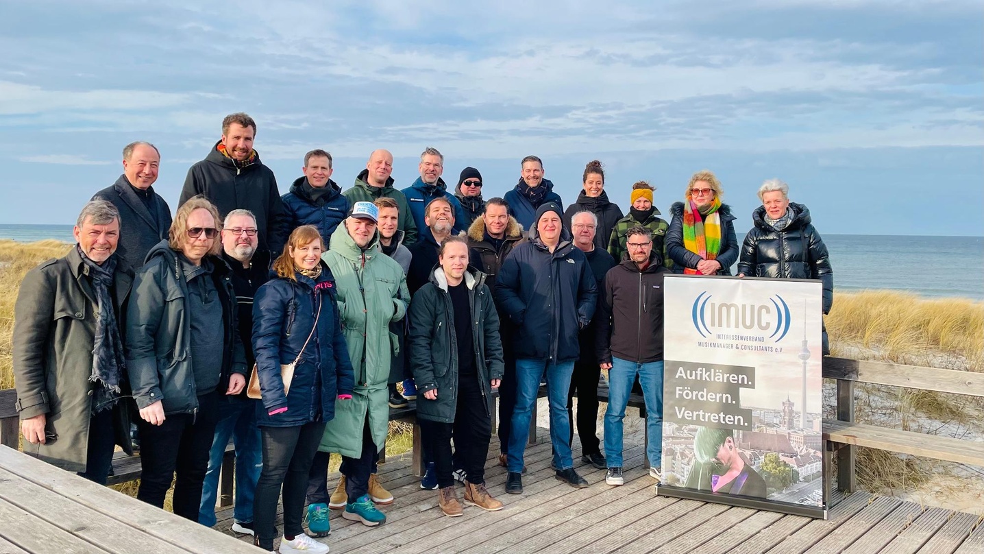 Sturmerprobt an der Ostsee: die Mitglieder:innen des Interessenverband Musikmanager & Consultants