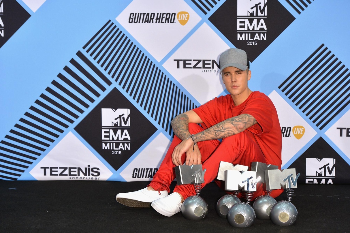 Eingedeckt mit fünf Trophäen: Justin Bieber nach der der Verleihung der MTV EMAs 2015