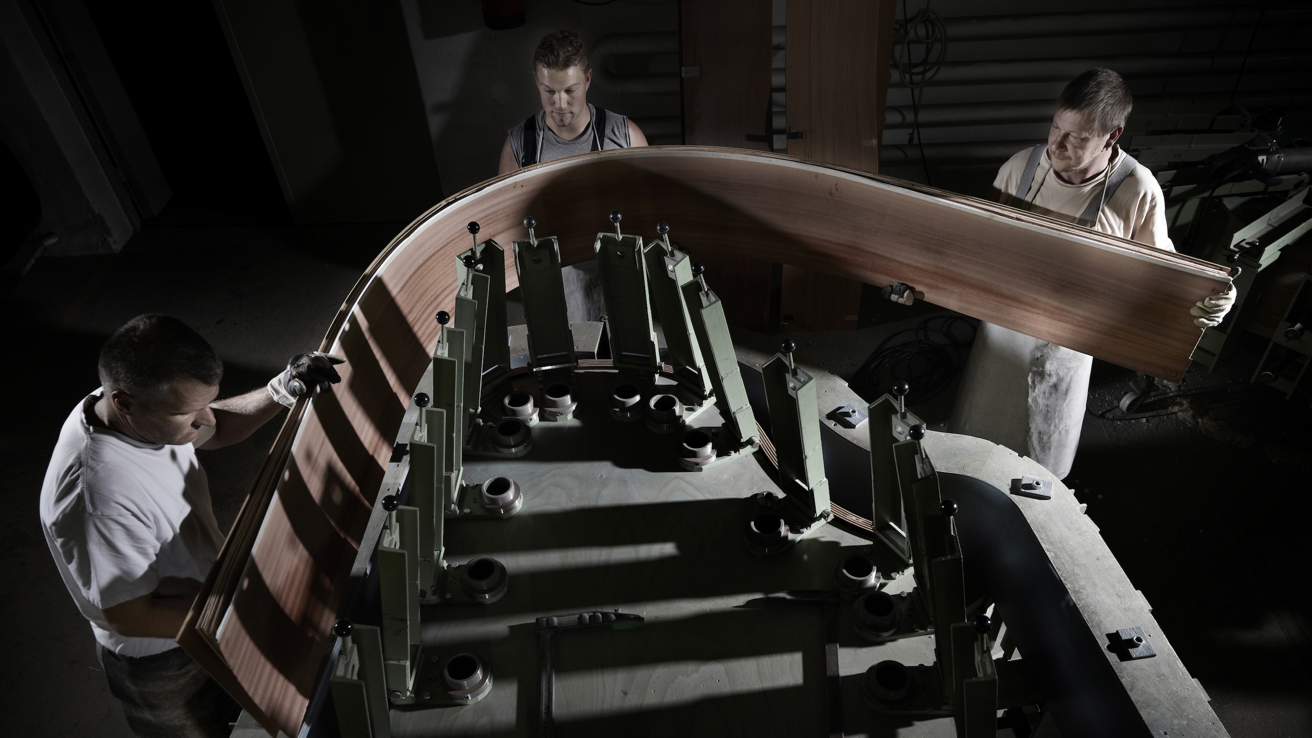 0104392c 90f4 486a a95c aea34844d567 Qualität statt Quantität: der Musikinstrumentenbau - hier ein Bild vom Bau eines Konzertflügels bei der Firma C. Bechstein - so heißt es in einer Zusammenfassung der Ergebnisse beim miz, b...