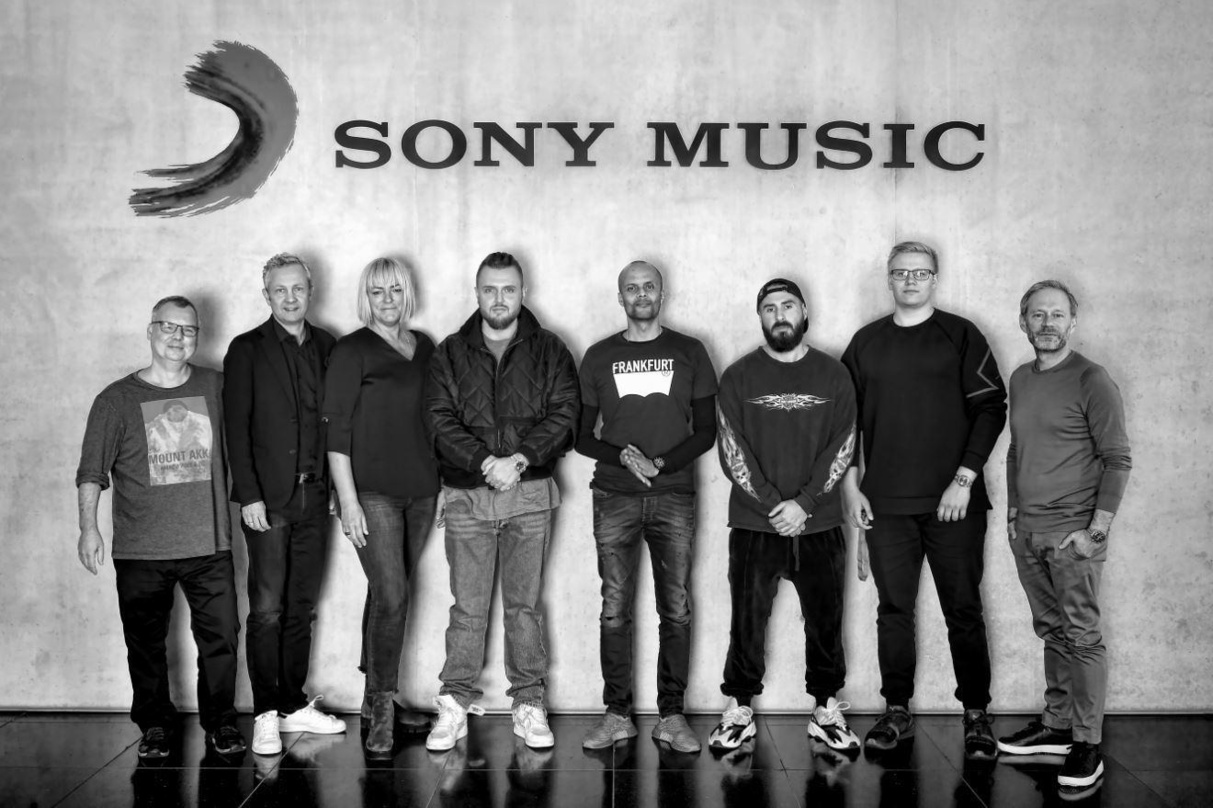 Die Zusammenarbeit besigelten (von links): Marc Wollweber, André Mühlhausen, Ute Fünfkirchler, Alex, Patrick Mushatsi-Kareba, Shindy, Lucas Teuchner und Thorsten Sack.