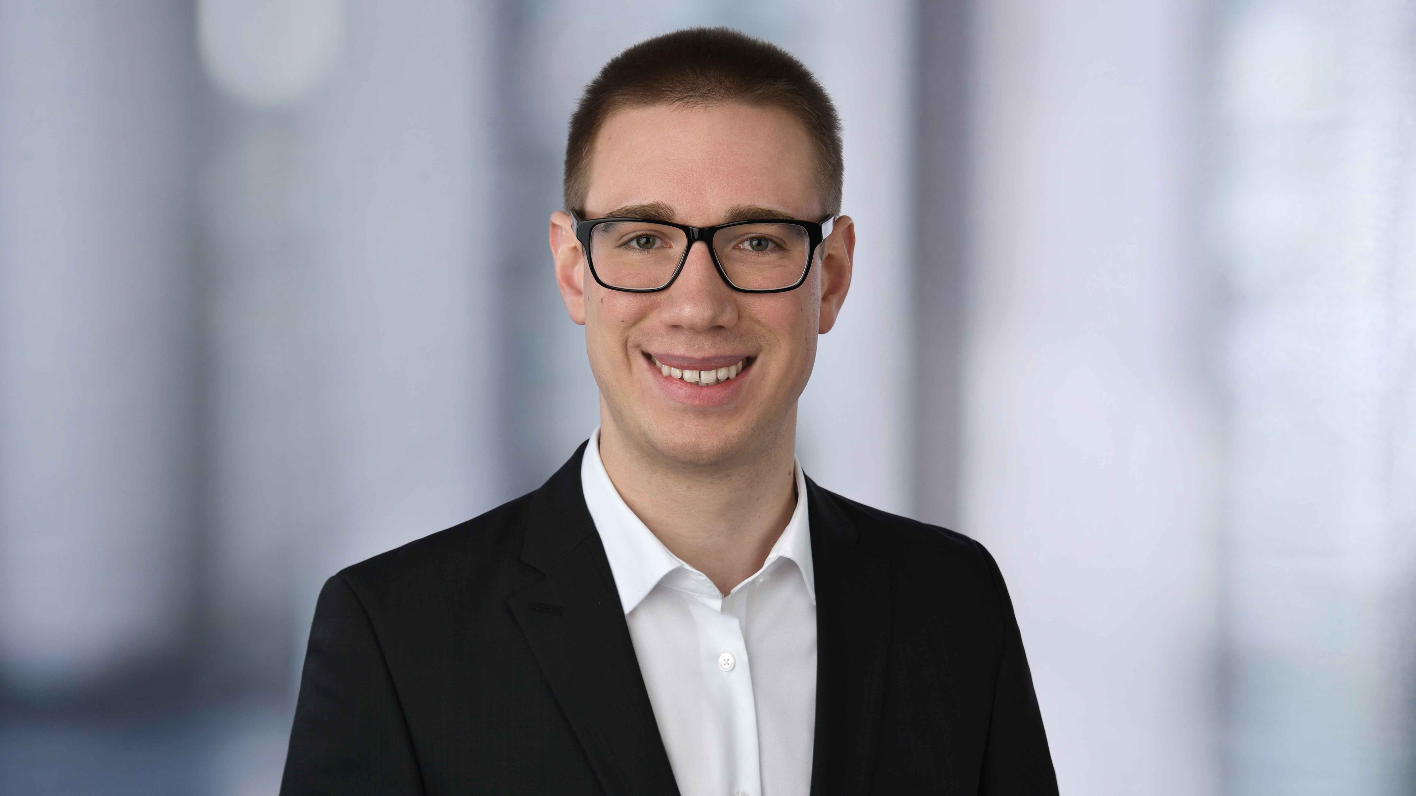 Stellt das erweiterte VPLT+-Lernprogramms als Lösung zwischen "Praxisbezug" und "Flexibilität" vor: René Kockord (VPLT+ Projektkoordinator).