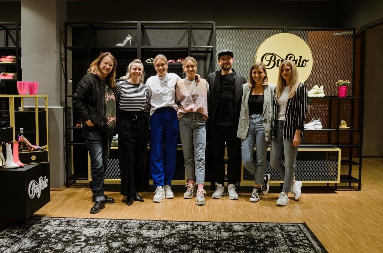 Bringen ab November 2019 gemeinsam Sneaker in den Handel (von links): Anja Sumfleth (Director Merchandising & Fashion bei Warner Music Germany), Renke-Marie Lux (Senior Product Manager bei...