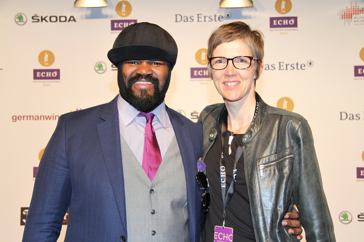 Kürzlich schon beim Echo, bald beim Echo Jazz und live beim Elbjazz Festival: Gregory Porter, hier bei der Echo-Verleihung zussammen mit Astrid Kieselbach, Senior Director Jazz Universal M...
