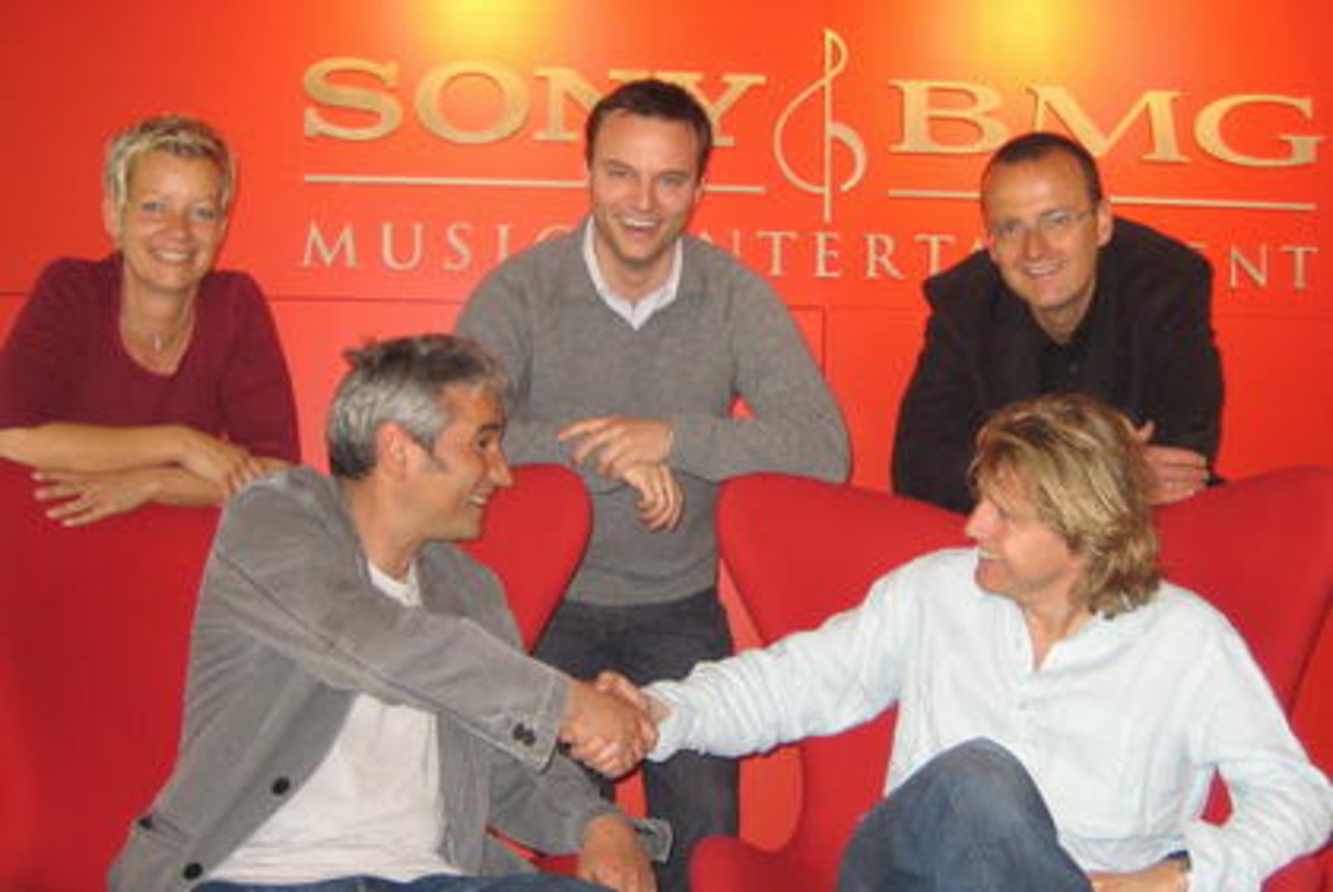 Haben Feez (hinten, v.l.n.r.): Tanja Würfel (Legal & Business Affairs Sony BMG), Ulrich Järkel (Strategic Marketing Sony BMG) und Anwalt Wolfgang Deubzer sowie (vorn) Fingerhuth und Joe Hu...