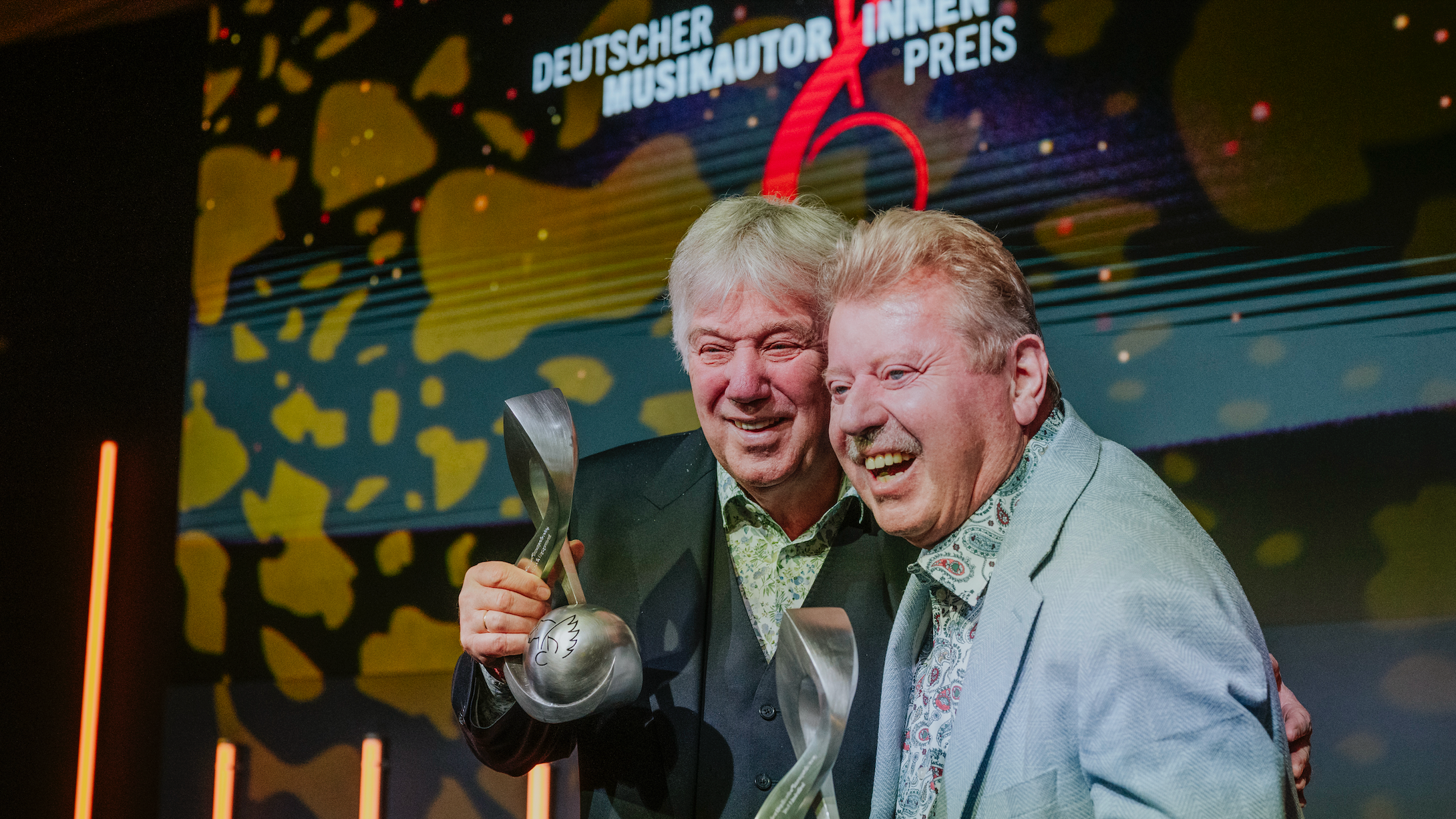 Doppelt erfolgreich: Rolf Zuckowksi (links) und Volker Rosin mit ihren Trophäen bei der DMAP-Verleihung am 8. Februar 2024 in Berlin.