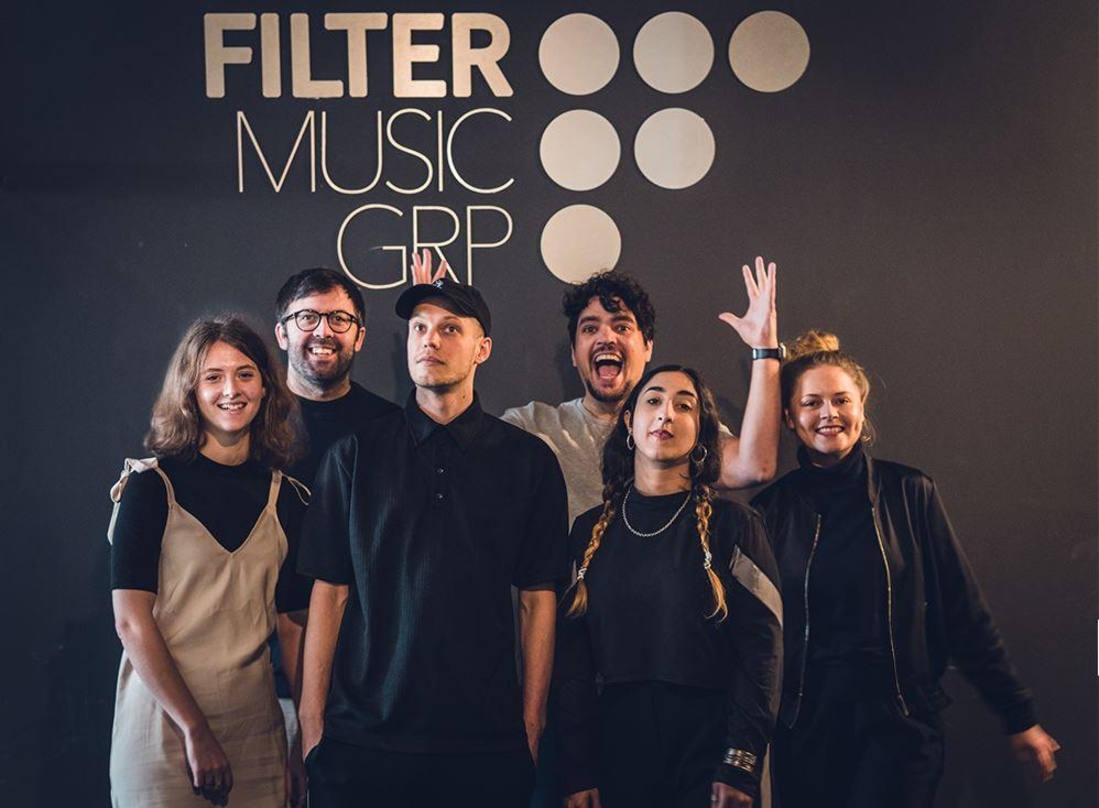 Freuen sich auf eine produktive Zusammenarbeit (von links): Matilda Pfeil (Produkt Manager Filter Music Group), Tobias Herder (CEO und Mitgründer Filter Music Group), Lucas Herweg (Madanni...