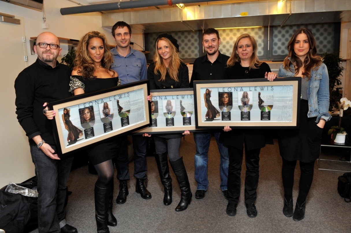 Freuten sich über die Edelmetallauszeichnungen: Sony BMG und Leona Lewis||Zur Edelmetallverleihung kamen zusammen (v.l.n.r.): Wolfgang Orthmayr (Managing Director Sony BMG), Leona Lewis, B...