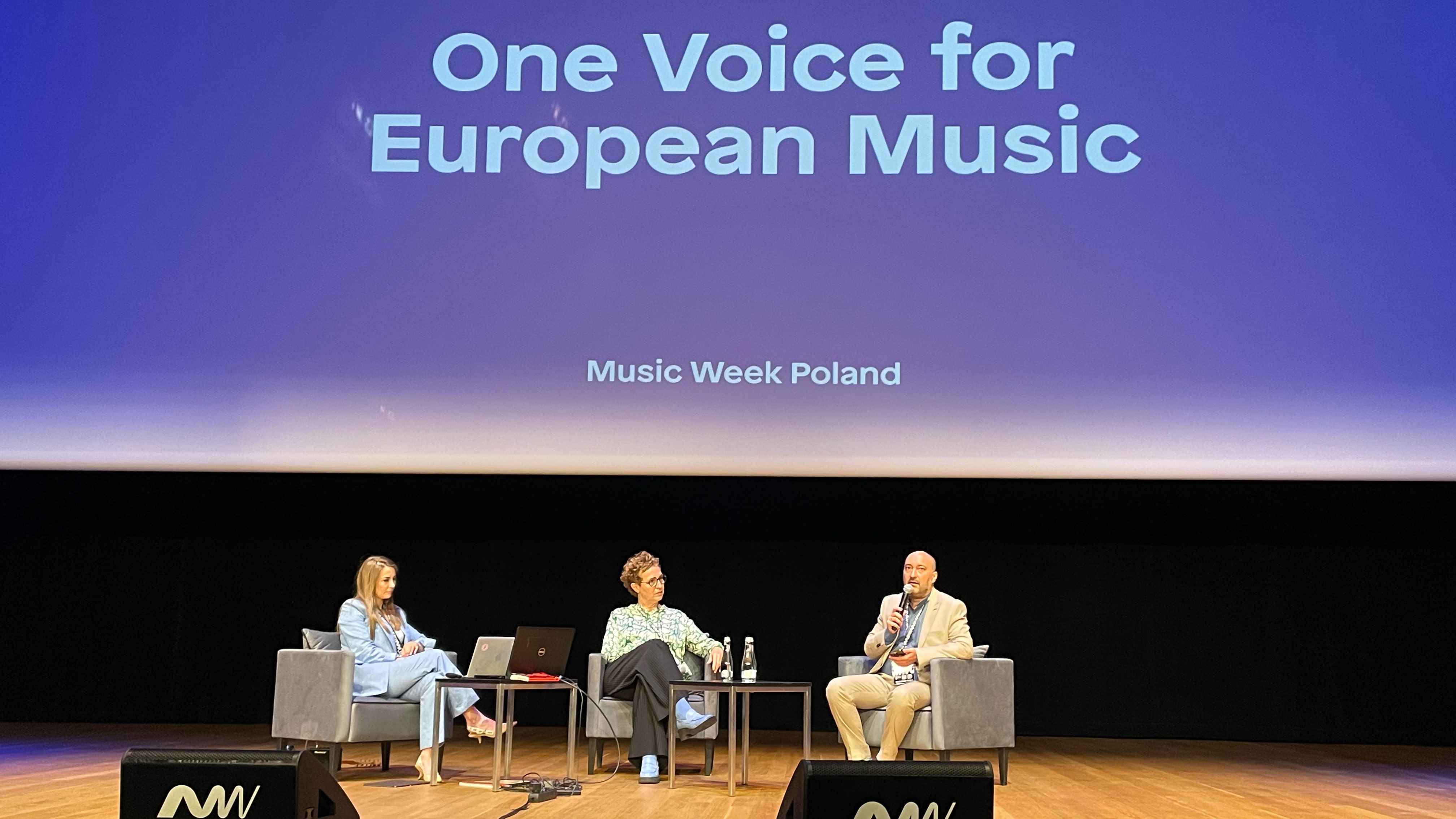 Bestritten das erste Panel der Music Week Poland (von links): Tamara Kamińska (Geschäftsführerin Music Week Poland), Corinne Sadki (CNM) und Miłosz Bembinow (President ZAiKS).