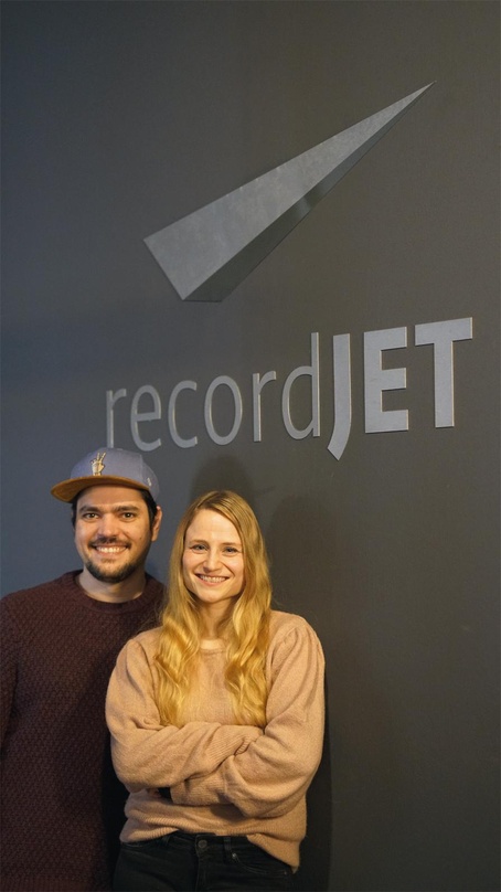 Bilanzieren ein Erfolgsjahr: Jorin Zschiesche und Carolin Wohlschlögel von recordJet