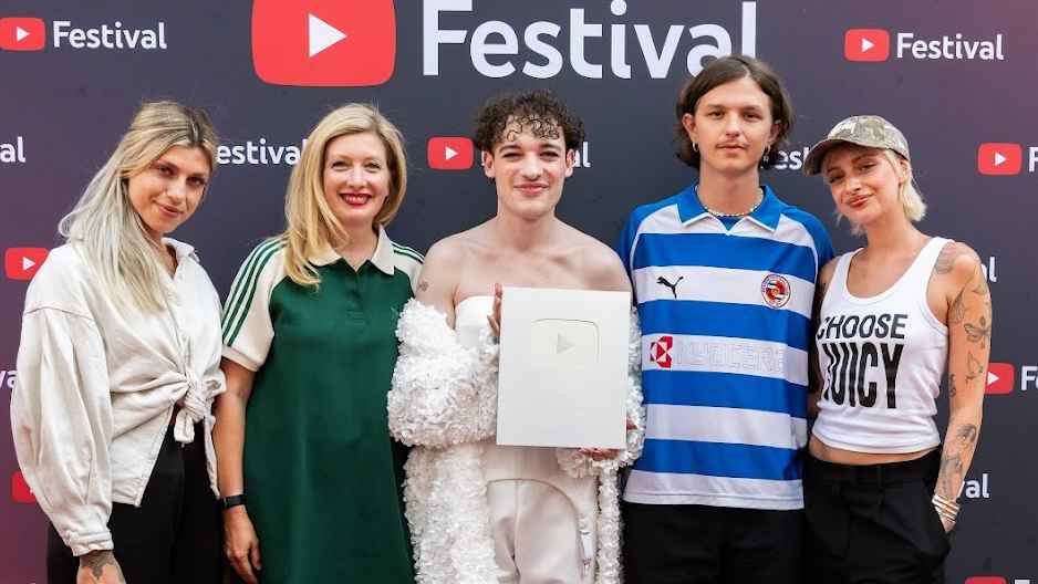 Posierten mit dem Award (von links): Dina Mönster (Artist & Label Partnerships Manager), Gudrun Schweppe (Head of Central/Northern Europe & Emerging Markets, beide YouTube Music), Nemo, Gi...