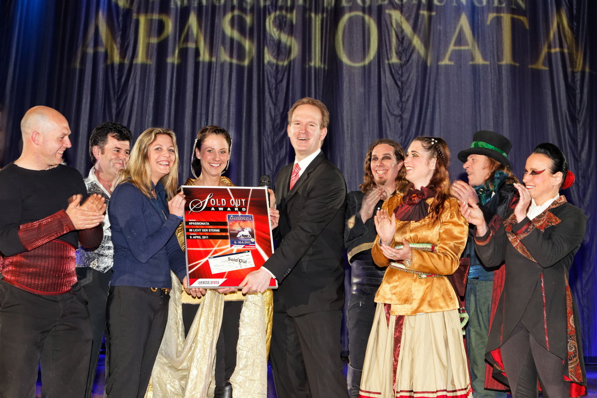 Bei der Awardübergabe: Stefan Löcher (5.v.l.) mit den Equipe-Chefs von "Apassionata"