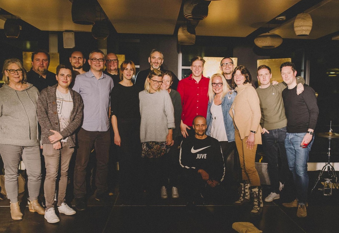 Versammelten sich bei der Hausmusik (von links): Dagmar Grosser (Grosser Promotion), Nicolai Bader (nbmc | Promotion & Event Coordination), Jan-Philipp Krum (Junior Audience Manager Stream...