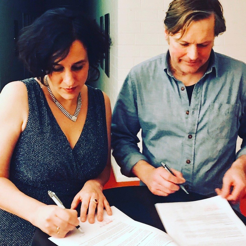 Zusammenarbeit klar gemacht: Lisa Bassenge und Rüdiger Herzog bei der Vertragsunterzeichnung