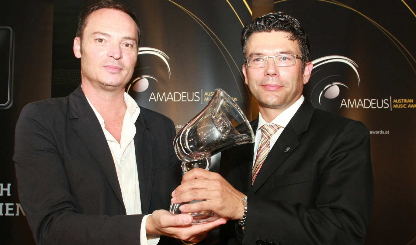 Stellten die neue Trophäe vor: Hannes Eder (l.) und Michael Rauch, Bereichsleiter Marketing Communications mobilkom austria