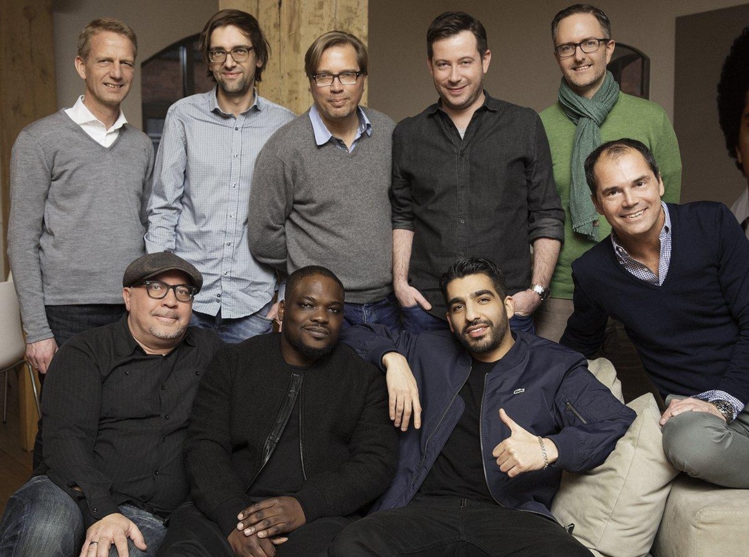 Elitärer Haufen (vorn, von links): Jürgen Sauer, Mario "Dako" Da Costa (Managing Director Ruhrpott Elite), Fard und Marcus Friedheim (Managing Director Sales Warner Music) sowie (hinten, v...