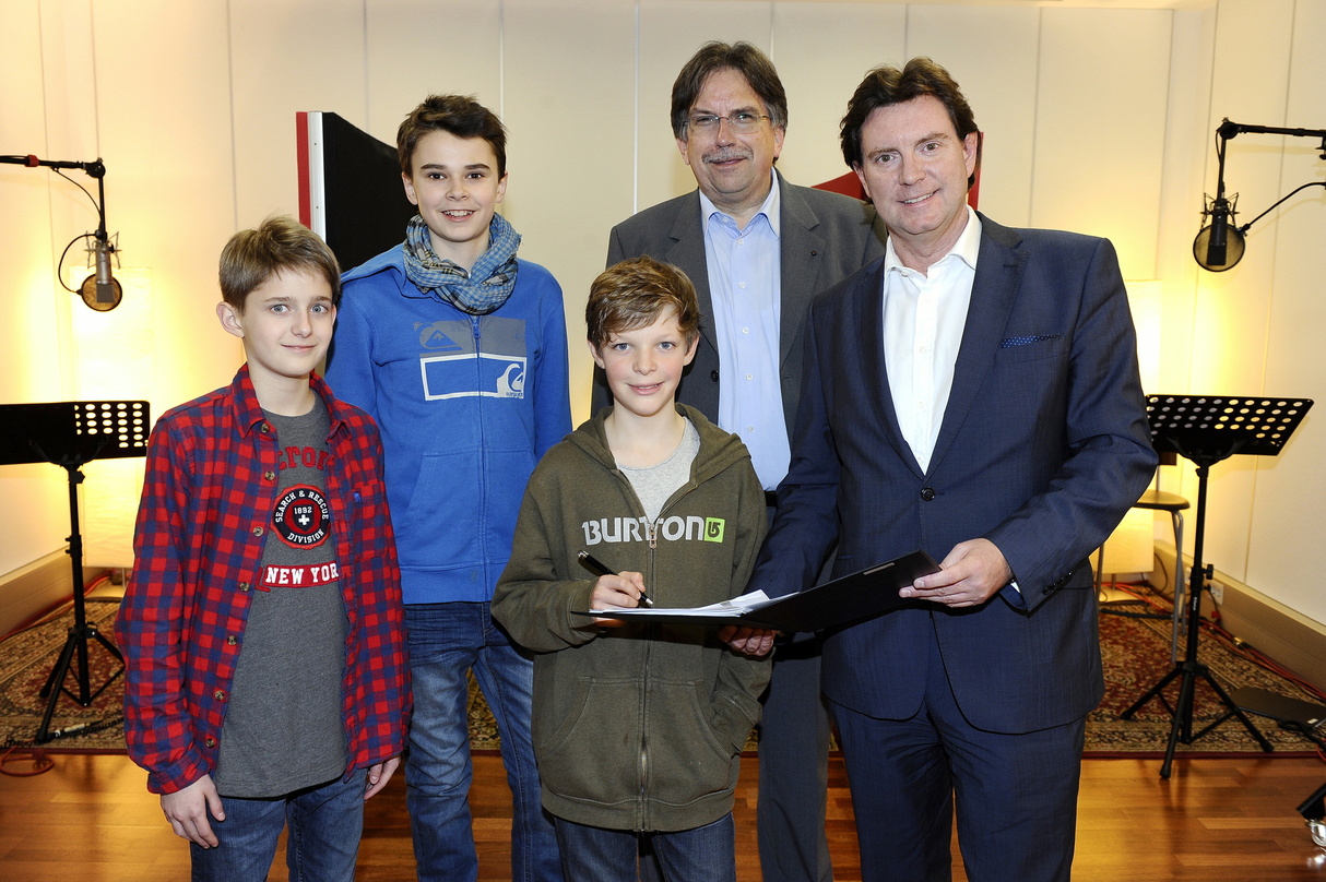Bei der Vertragsunterzeichnung (von links): die Domsingknaben Nicolas Schwandner, Georg Starz und Jan Enderle sowie Domkapellmeister Reinhard Kammler und Mark Wilkinson (Präsident Deutsche...