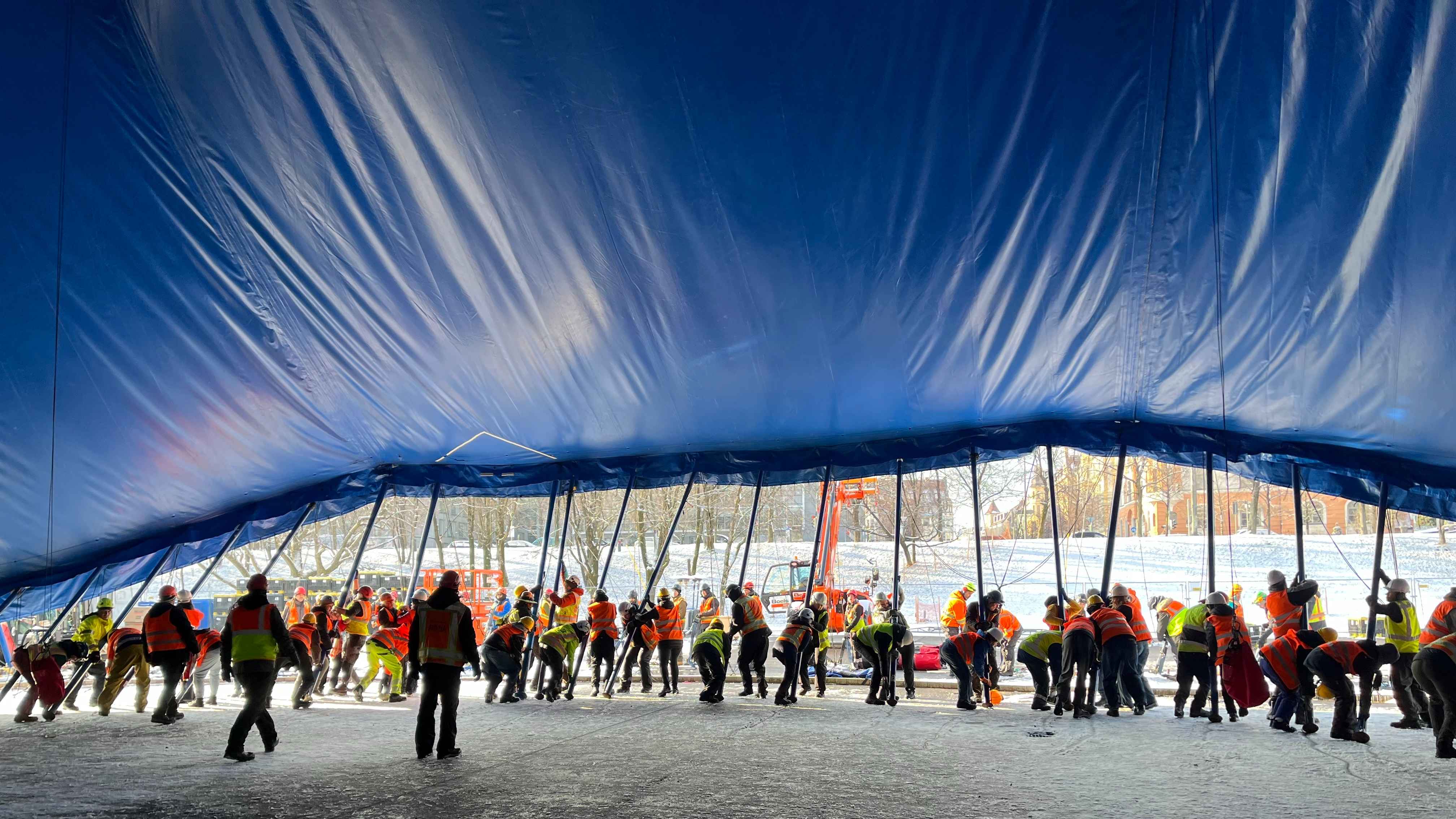 Beim "Big Push", mit dem das große Zirkuszelt Grand Chapiteau händisch nach oben gehievt wird: Mitarbeitende des Cirque du Soleil.