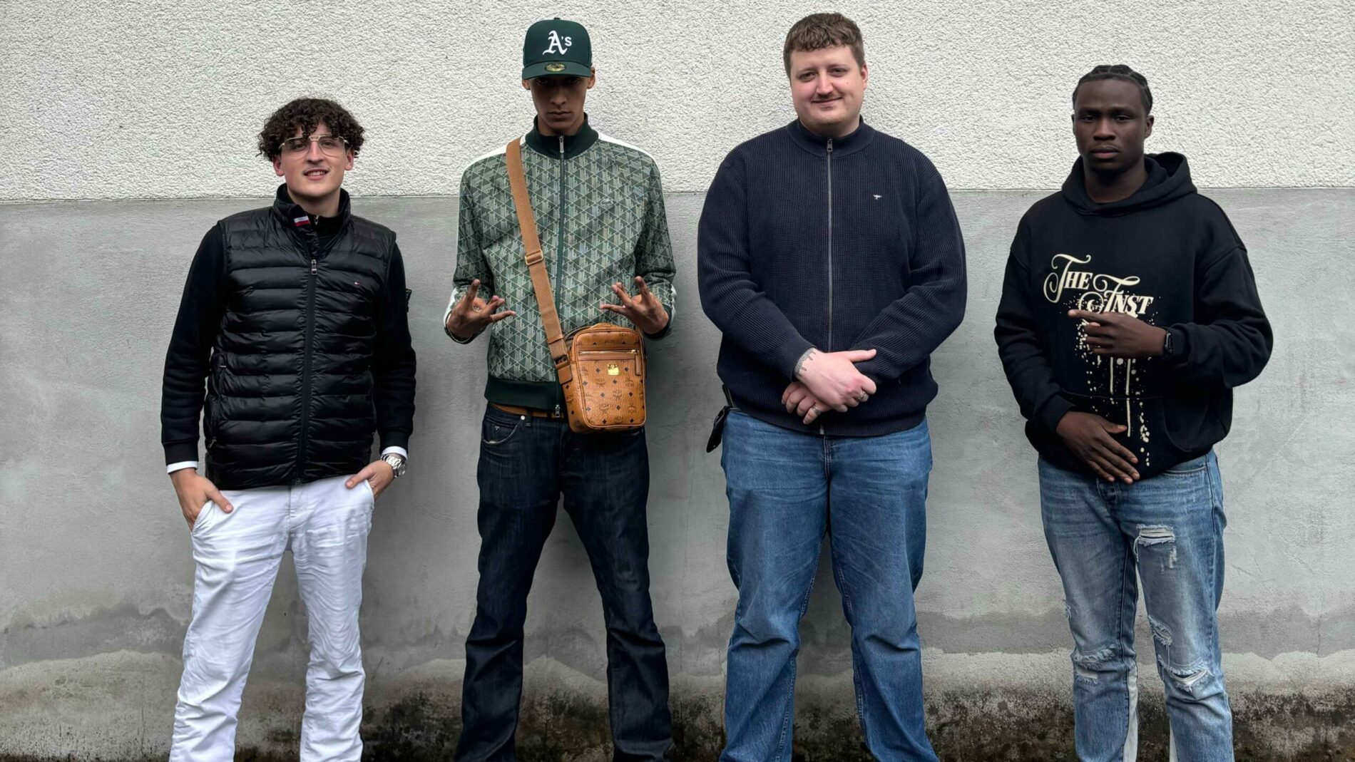 02531f0b 373e 4b24 b7cb a3a9f7d80220 Besiegelten die Zusammenarbeit: Johan Jimi Prinz (CEO Prinz Studios), Keanu , Jacob Tausendfreund (A&R Manager 5053) und Terence Amankwah (A&R Manager Prinz Studios).