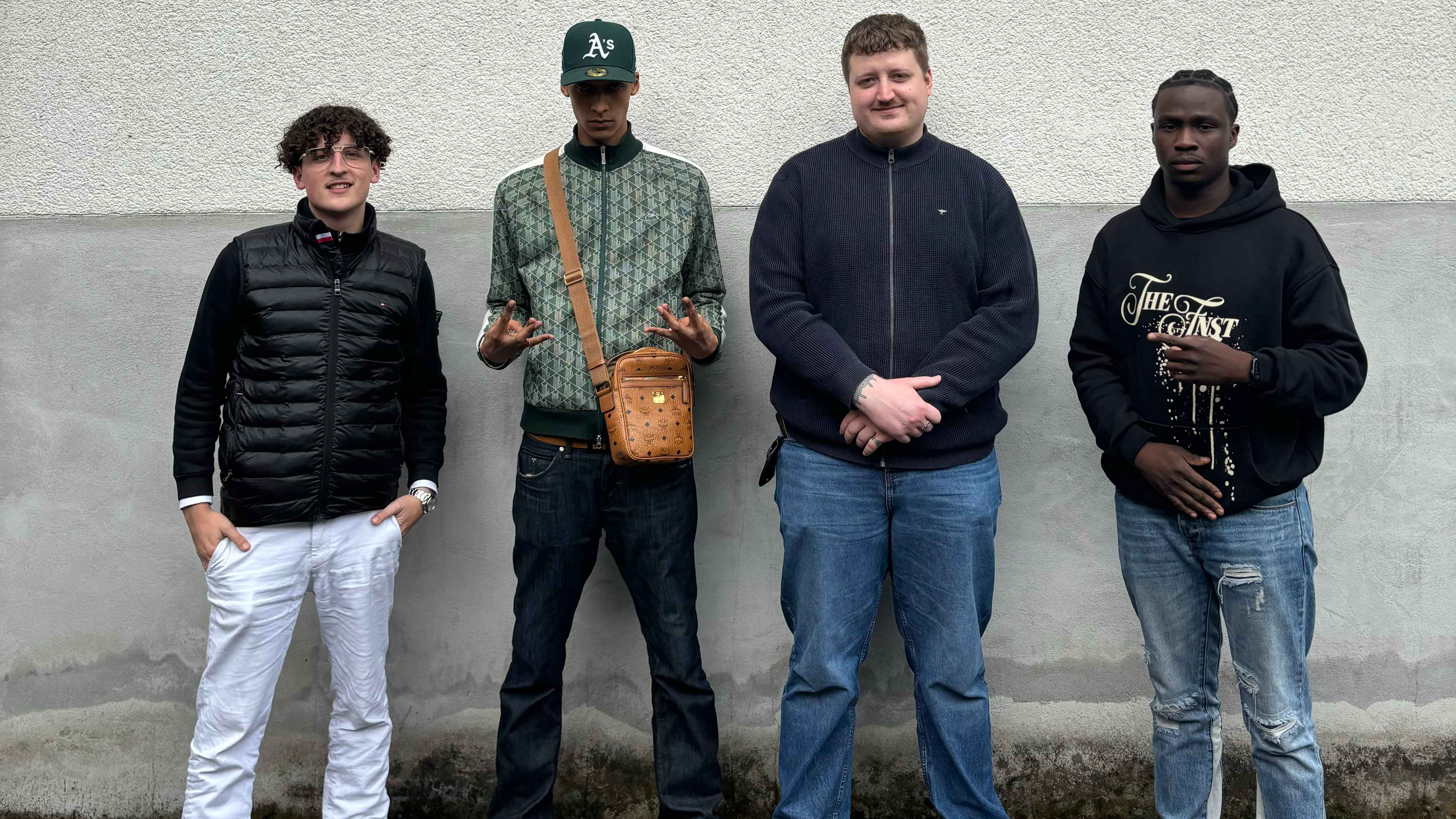 02531f0b 373e 4b24 b7cb a3a9f7d80220 Besiegelten die Zusammenarbeit: Johan Jimi Prinz (CEO Prinz Studios), Keanu , Jacob Tausendfreund (A&R Manager 5053) und Terence Amankwah (A&R Manager Prinz Studios).