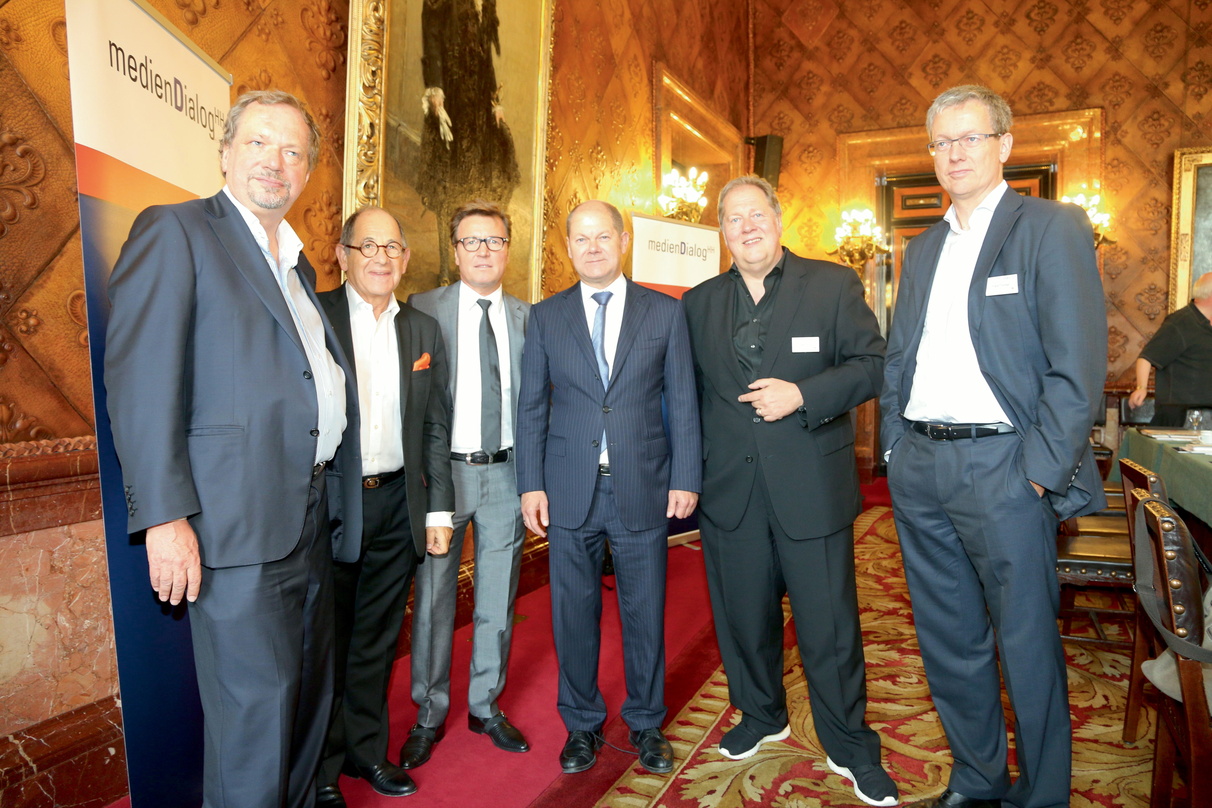 Trafen sich beim Musikdialog Hamburg 2014, bei dem die Idee für die Studie entstand (von links): Jens Michow (bdv), der US-Musikmanager Ralph Simon, Bernd Dopp (Warner Music), Hamburgs Ers...