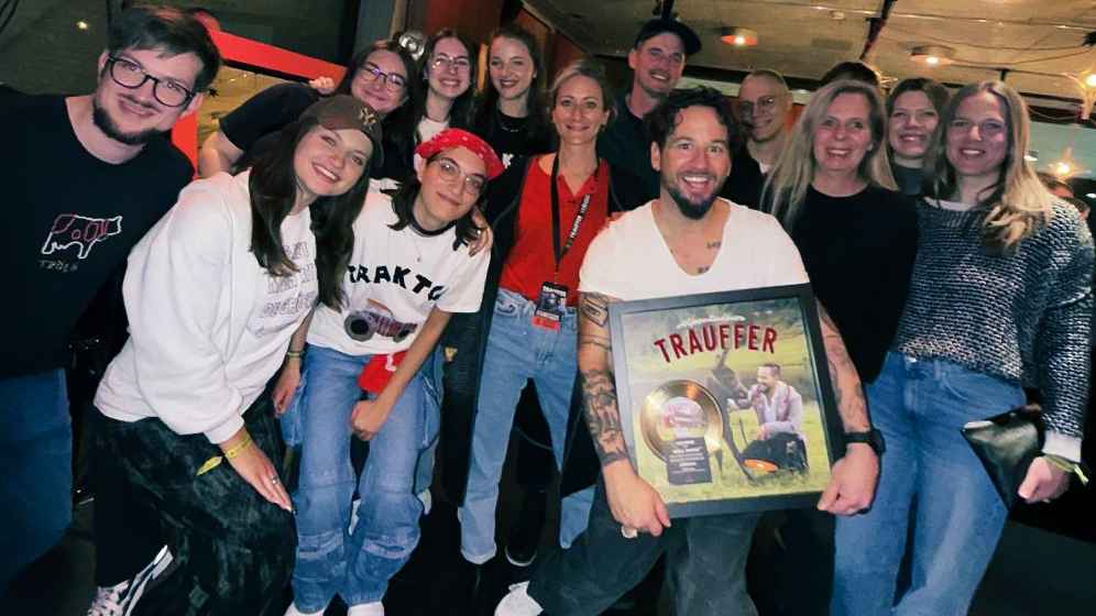 0259035e 529d 4acb 85fb 6b4b23389e78 Gut gelaunt am Konzert-Wochenende: Trauffer mit Award und der Schweizer Sony Music.