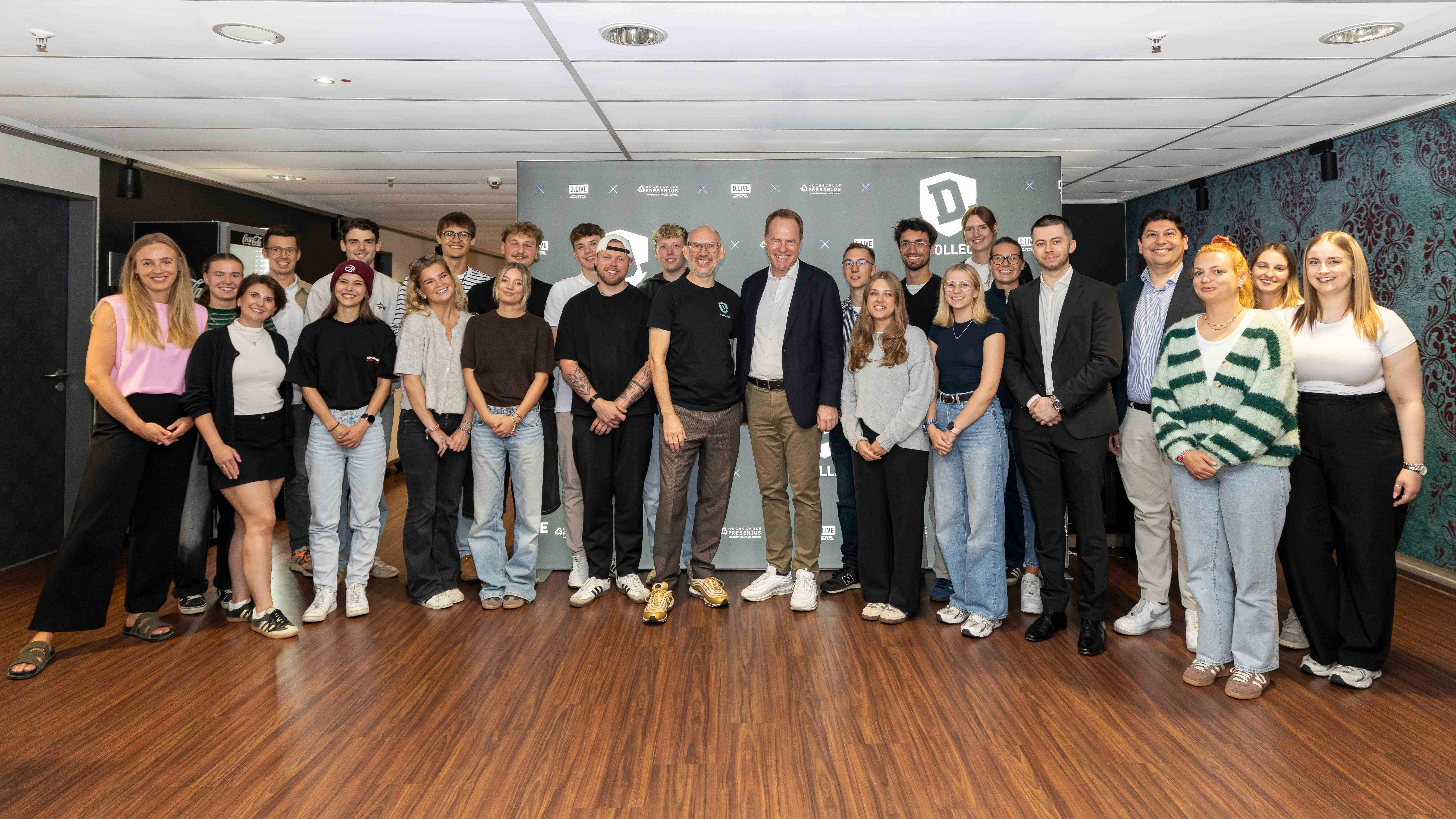 Im September 2025 zur Präsenzwoche in Düsseldorf: Der erste Jahrgang beim D.College, begrüßt von Michael Brill (Mitte) und rechts neben ihm Stephan Keller.