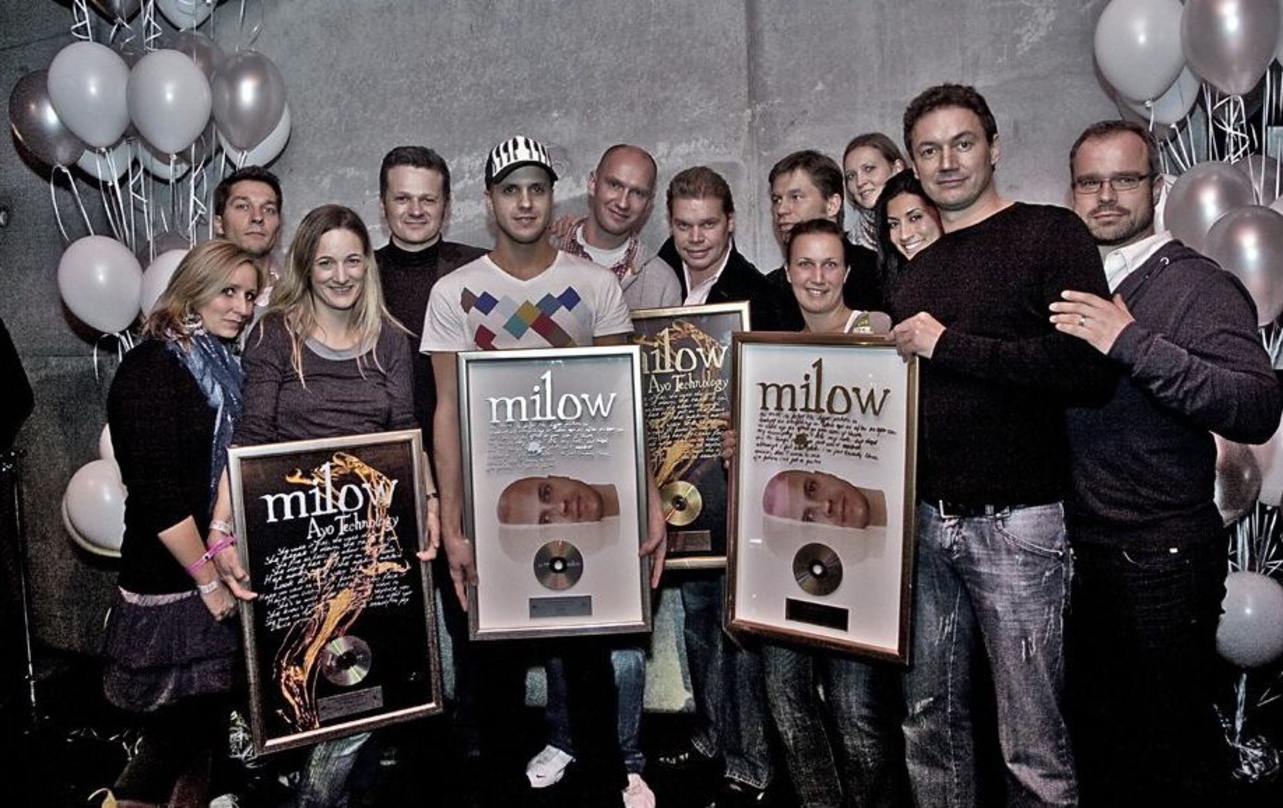 In Feierlaune: Milow und das Universal-Team