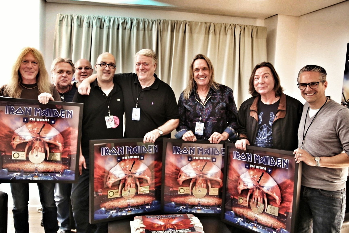 Trafen sich zur Preisüberreichung in den Räumen der Frankfurter Festhalle (von links): Janick Gers (Iron Maiden), Gerd Gliniorz (EMI), Wolfgang Rott (cmm GmbH), Erik Jülicher (EMI), Rod Sm...