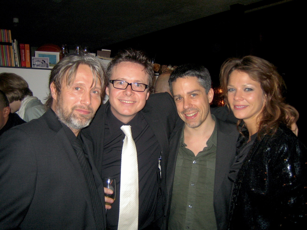 Bei der Premiere von "Die Tür": Komponist Fabian Römer (2.v.r.) mit Regisseur Anno Saul (2.v.l.) und den Hauptdarstellern Jessica Schwarz und Mads Mikkelsen