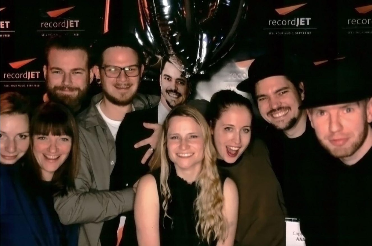 Versammelten sich zum Schnappschuss (von links): Theresa Stornowski, Naja Detreköy, Max Schneider, Christoph Kranz, Carolin Wohlschlögel (alle recordJet), Alice Merton, Jorin Zschiesche un...