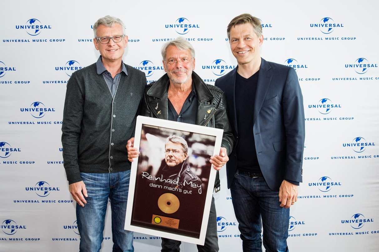 Bei der Award-Übergabe (von links): Jörg Hellwig, Reinhard Mey und Frank Briegmann