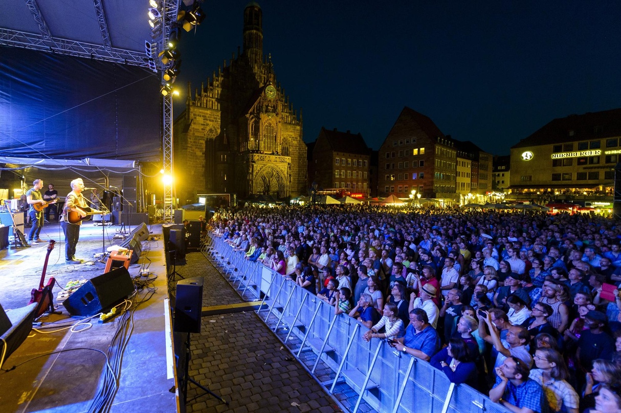 Stimmungsvoll und traditionsreich: Impression vom Bardentreffen 2014 auf dem Nürnberger Hauptmarkt
